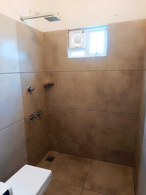 Appartement, balcon | Salle de bain | Douche, serviettes fournies, savon, papier de toilette