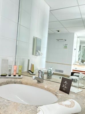 Suite, Garden View | Bathroom