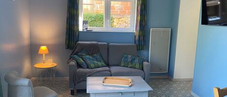 Fernseher, Tischfußball, Tischtennisplatte