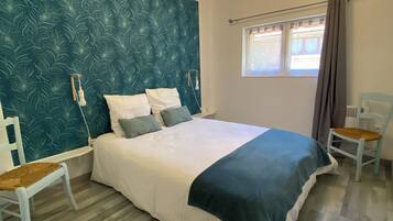 2 bedrooms, travel crib, bed sheets