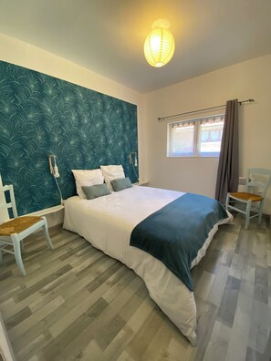 2 bedrooms, travel cot, bed sheets