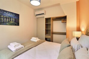 Tabla de planchar con plancha, wifi y ropa de cama 