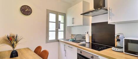 Réfrigérateur, micro-ondes, four, plaque de cuisson