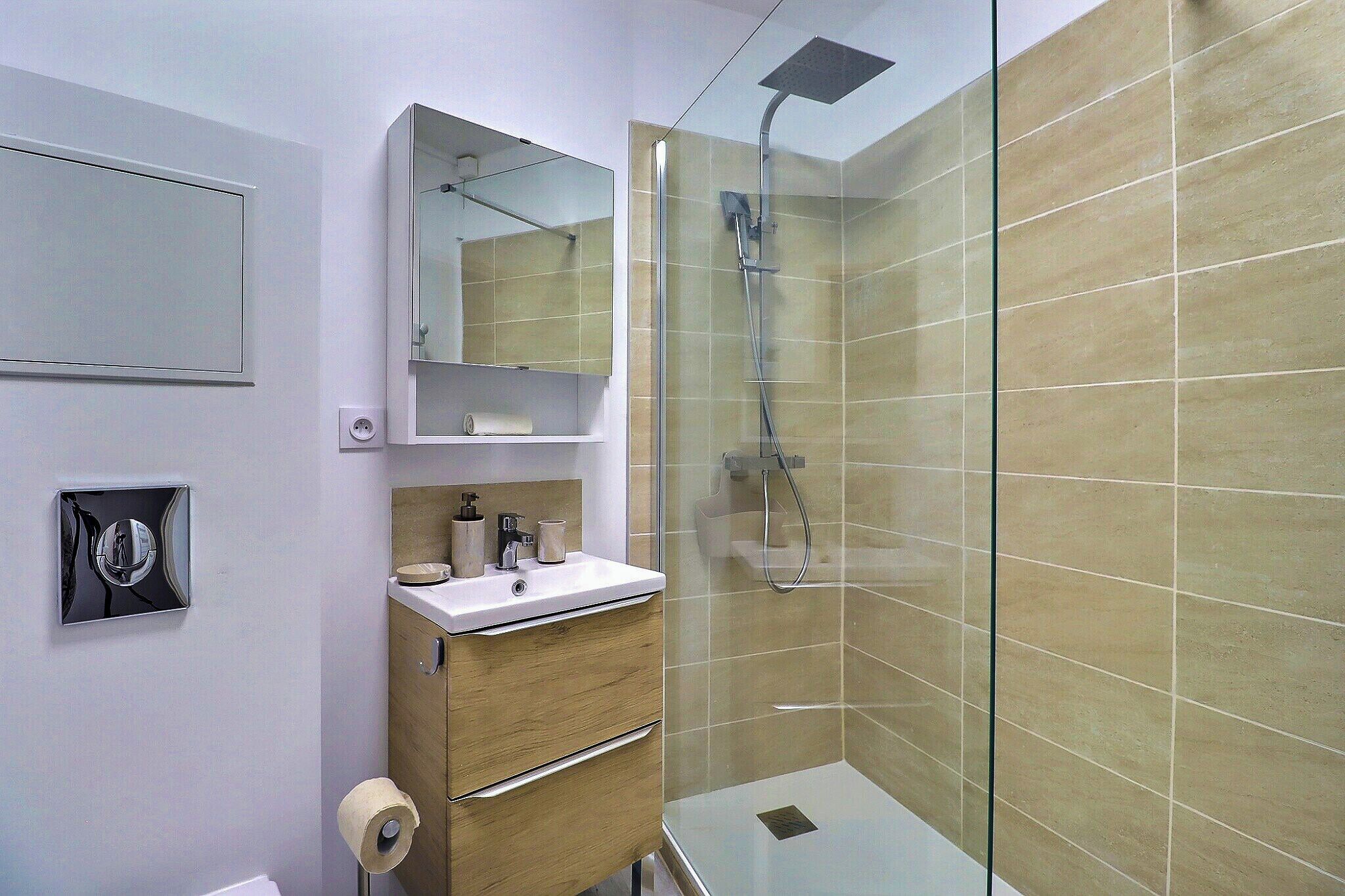 Douche, sèche-cheveux, serviettes fournies