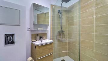 Douche, sĂšche-cheveux, serviettes fournies