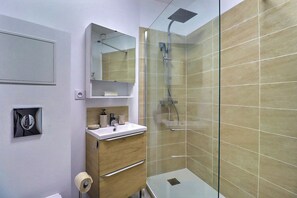 Regadera, secadora de cabello, toallas 