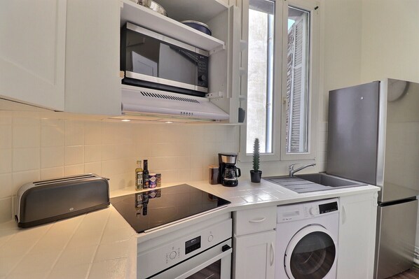 A compact kitchen with a built-in microwave, toaster, sink, and washing machine. - Casa Napoléon - Elegance in the City Center of Ajaccio (Ajaccio)
