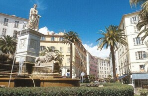 A statue in a public square with buildings in the background. - Casa Napoléon - Elegance in the City Center of Ajaccio (Ajaccio)