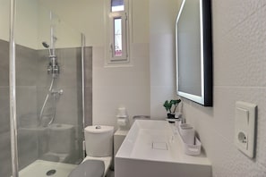 淋浴设施、吹风机、毛巾