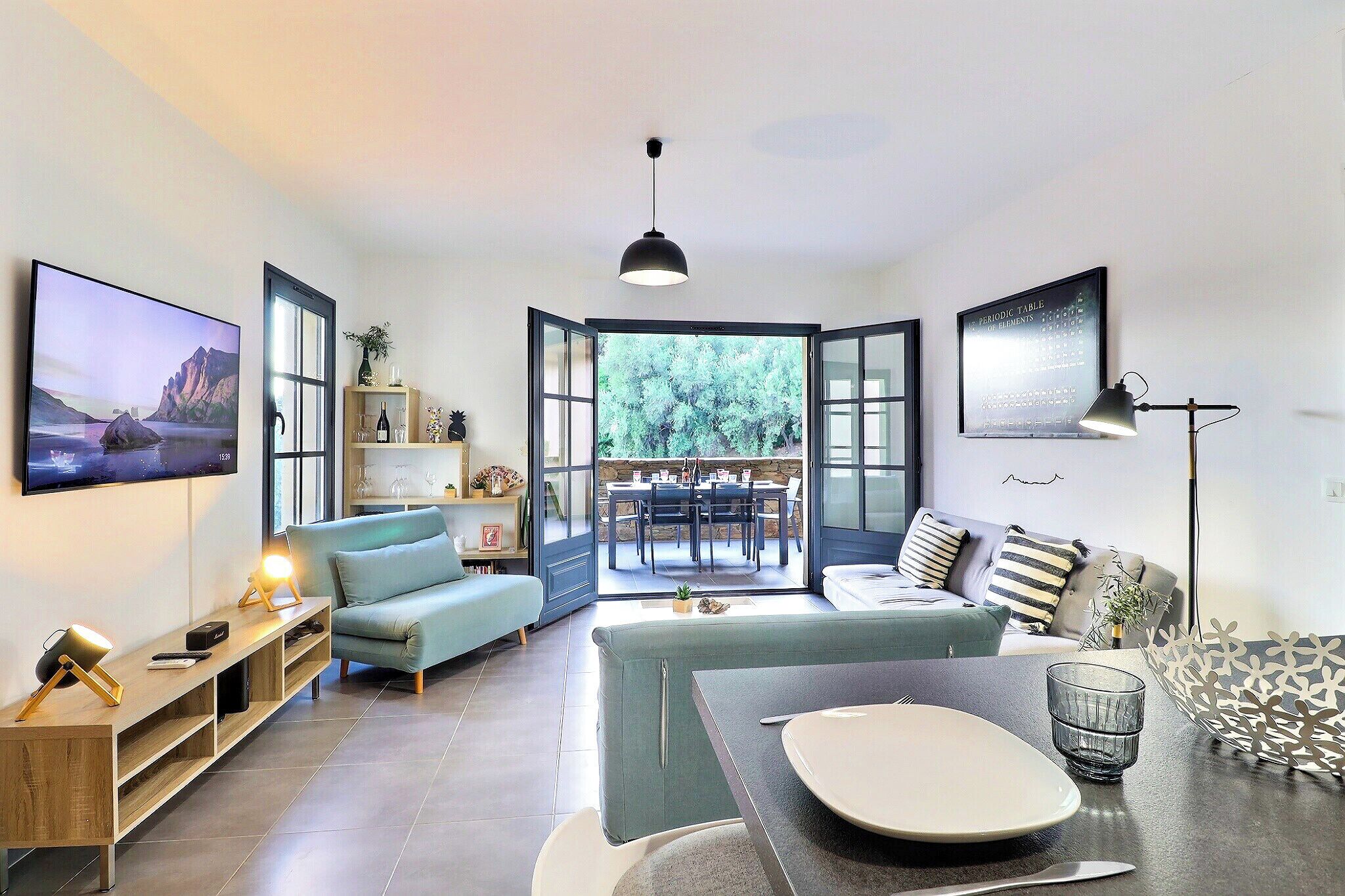 Télévision, jeux vidéo, livres, chaîne hi-fi