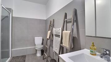 Douche, sĂšche-cheveux, serviettes fournies