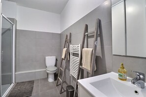 Shower, hair dryer, towels