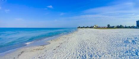 Aurinkotuoleja, rantapyyhkeitä