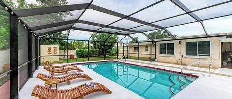 Una piscina al aire libre