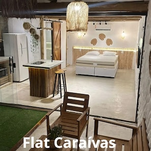 1 dormitorio, tabla de planchar con plancha, ropa de cama