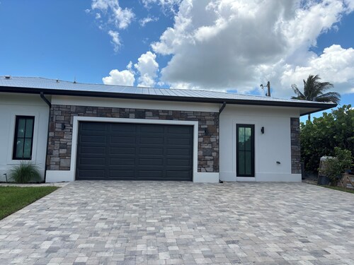 New Luxury Suite in central Naples…close to everything. 5 min. Venetian Village