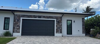 New Luxury Suite in central Naples…close to everything. 5 min. Venetian Village