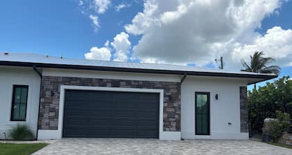 New Luxury Suite in central Naples…close to everything. 5 min. Venetian Village