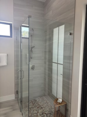 Douche, sèche-cheveux, serviettes fournies, savon