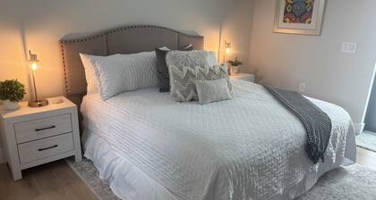 New Luxury Suite in central Naples…close to everything. 5 min. Venetian Village