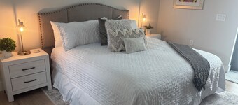 New Luxury Suite in central Naples…close to everything. 5 min. Venetian Village