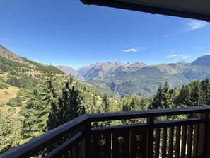 A balcony with a view of a mountainous landscape. - 1st floor, view mountain, balcony, parking, tv, ski locker, 28m², Auris en Oisans (Auris)