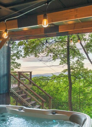 Outdoor spa tub - Mountain Views, Pets, Hot Tub, Fire Pit, Sleeps 5 (Stanley)