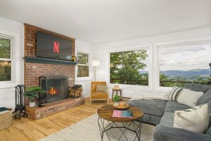 Smart TV, fireplace, books, stereo