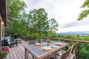 Outdoor dining - Mountain Views, Pets, Hot Tub, Fire Pit, Sleeps 5 (Stanley)