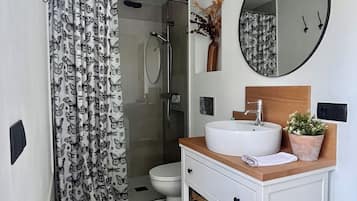 Haartrockner, Handtücher, Seife, Toilettenpapier