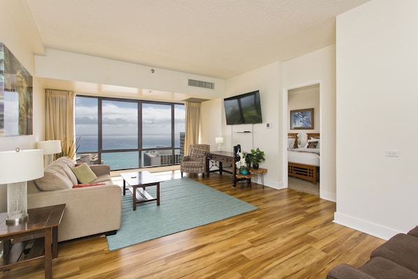 Smart TV - Penthouse Ocean Views 2bed 2bath 1 pking 5 min Walk to Beach Spacious 1000 sqft (Honolulu)