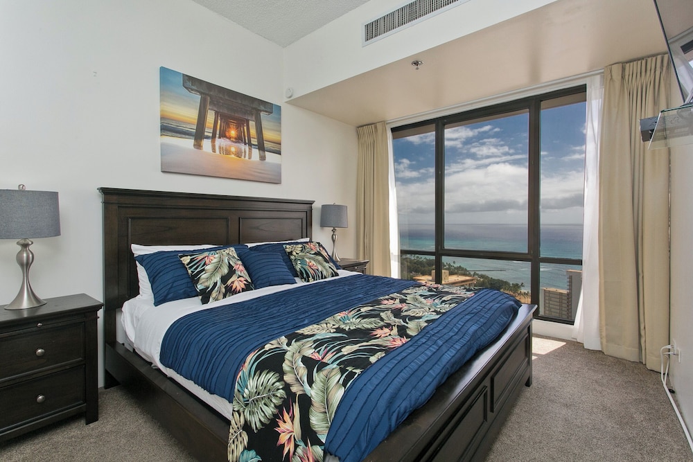 Image showcasing For Rent: T5 Duplex Penthouse with Ocean View in Golf Condominium