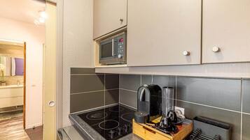Réfrigérateur, micro-ondes, plaque de cuisson, cafetière/bouilloire