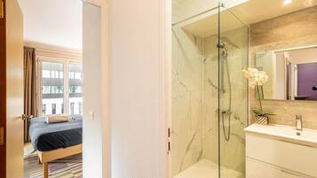 Douche, sĂšche-cheveux, savon, shampoing