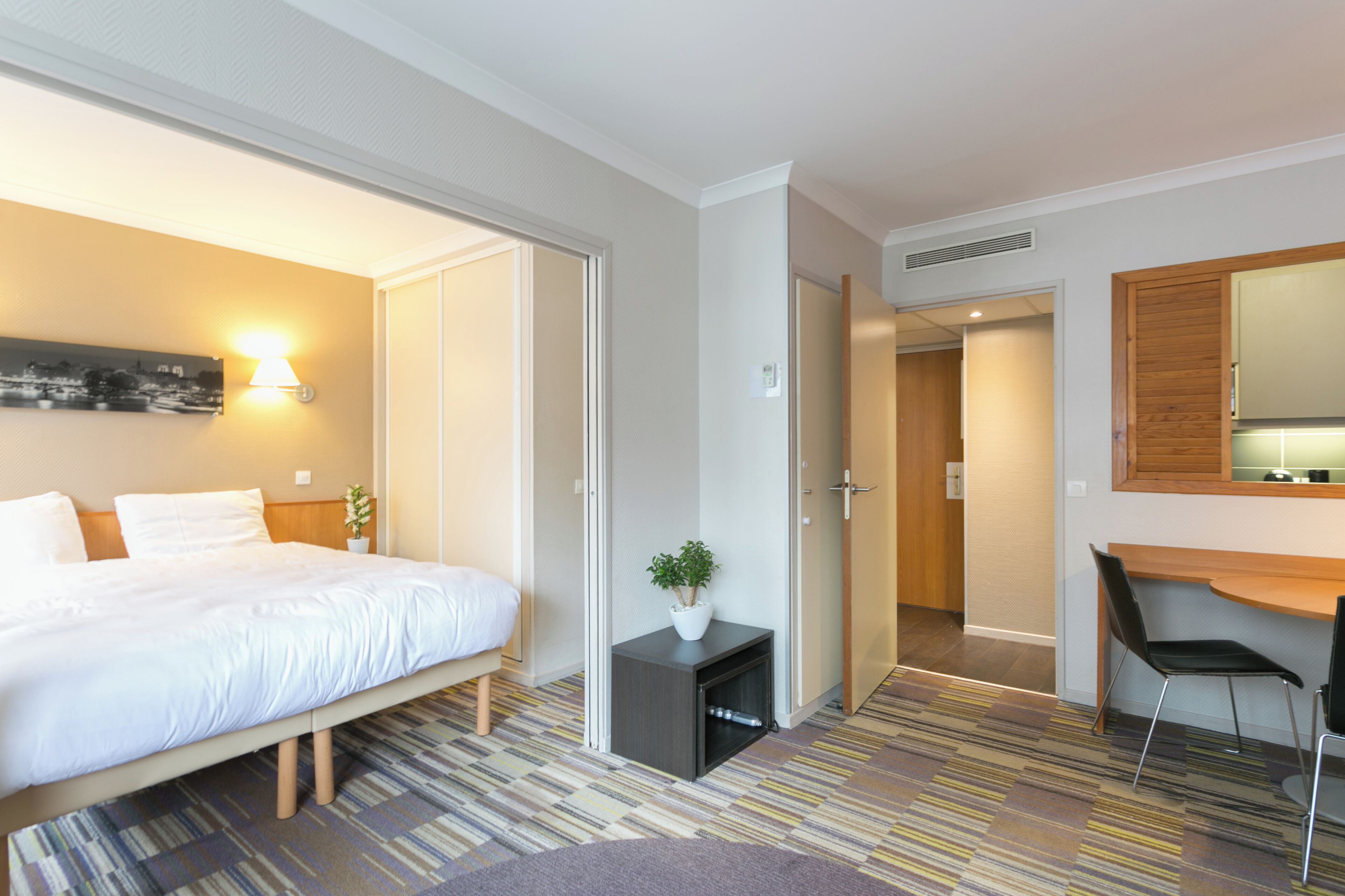 1 غرفة نوم ومكتب ومكواة/لوح كي وسرير سفر