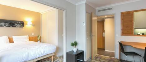 1 غرفة نوم ومكتب ومكواة/لوح كي وسرير سفر