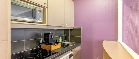 Refrigerador, microondas, parrilla de estufa y cafetera y tetera
