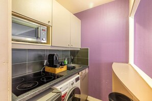 Kjøleskap, mikrobølgeovn, kokeplater og kaffetrakter/tekoker