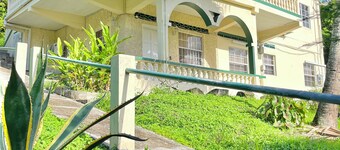 Luxurious and Cozy Lower Level 2-bedroom apartment with AC and hot water