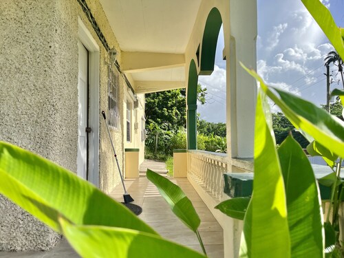 Luxurious and Cozy Lower Level 2-bedroom apartment with AC and hot water 