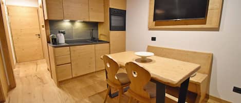 Jääkaappi, uuni, kahvin-/teenkeitin, vedenkeitin