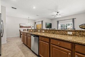 ثلاجة، ميكروويف، فرن، موقد طهي مسطح