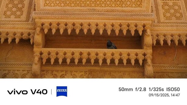 Een gedetailleerd architectonisch model van een gebouw met versierde snijwerken en meerdere balkons.