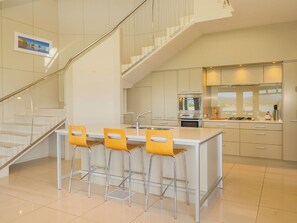 ثلاجة، ميكروويف، غسالة أطباق، محمصة خبز