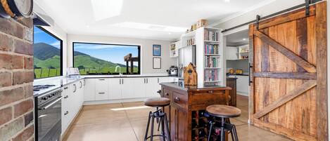 Réfrigérateur, lave-vaisselle, cafetière/bouilloire, grille-pain