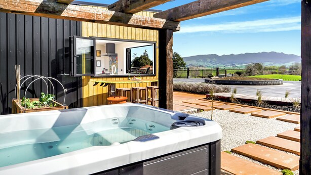 A hot tub under a wooden pergola with a mountain view. - Kakepuku View and Spa Retreat - Te Awamutu (Te Awamutu)