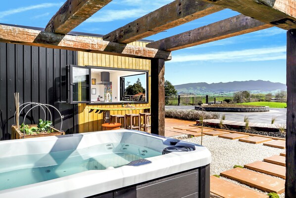 Outdoor spa tub