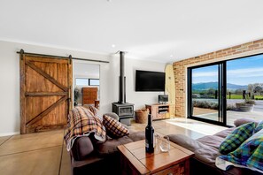 TV - Kakepuku View and Spa Retreat - Te Awamutu (Te Awamutu)