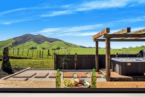 Outdoor spa tub - Kakepuku View and Spa Retreat - Te Awamutu (Te Awamutu)