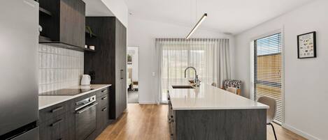 Kühlschrank, Mikrowelle, Wasserkocher mit Kaffee-/Teezubehör